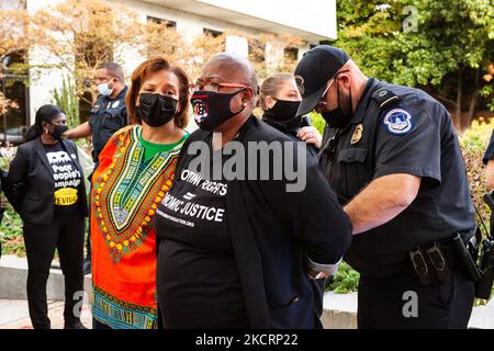 Deborah Scott (à gauche), de Géorgie, ATTEND LA MISE EN PLACE d’un officier de police du Capitole qui ajuste les menottes de Melanie Campbell (au centre), présidente et chef de la direction de la Black Women’s Roundtable, à la suite d’une arrestation dans le cadre d’une action de désobéissance civile pour le droit de vote et la justice économique. Les manifestants demandent au Congrès d'adopter une loi protégeant le droit de vote et fournissant une assistance économique aux Américains. Plus précisément, ils veulent l'adoption de la Loi sur la liberté de vote, de la Loi pour un meilleur retour et de la Loi sur l'investissement dans les infrastructures et l'emploi. (Photo d'Allison Bailey/NurPhoto) Banque D'Images