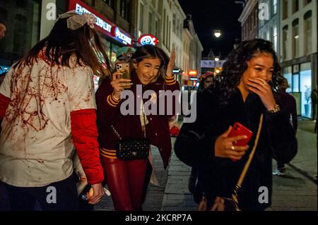 Deux femmes sont vues assez effrayées des zombies, pendant la marche Zombie organisée dans le centre d'Arnhem, sur 28 octobre 2021. (Photo par Romy Arroyo Fernandez/NurPhoto) Banque D'Images