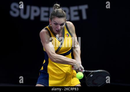 Portrait de Simona Halep - en action recevant le ballon pendant son match contre Varvara Gracheva le sixième jour de Transylvanie Open: Tournoi WTA 250 tenu à BT Arena, Cluj - Napoca - 28 octobre 2021 (photo de Flaviu Buboi/NurPhoto) Banque D'Images