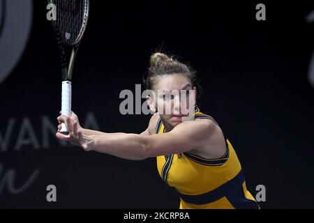 Portrait de Simona Halep - en action recevant le ballon pendant son match contre Varvara Gracheva le sixième jour de Transylvanie Open: Tournoi WTA 250 tenu à BT Arena, Cluj - Napoca - 28 octobre 2021 (photo de Flaviu Buboi/NurPhoto) Banque D'Images