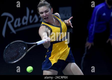 Portrait de Simona Halep - en action recevant le ballon pendant son match contre Varvara Gracheva le sixième jour de Transylvanie Open: Tournoi WTA 250 tenu à BT Arena, Cluj - Napoca - 28 octobre 2021 (photo de Flaviu Buboi/NurPhoto) Banque D'Images