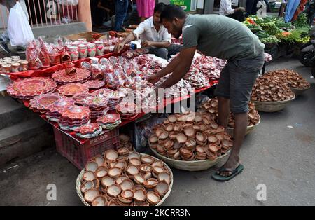 Vente vendeur de lampes en terre à un stand de bord de route devant Diwali (le festival des lumières) à Guwahati, en Inde, le 29,2021 octobre. (Photo par Anuwar Hazarika/NurPhoto) Banque D'Images