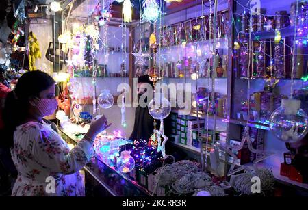 Une femme fait des magasins pour des articles décoratifs sur un marché pour le prochain festival de Diwali à Guwahati, en Inde, le 29,2021 octobre. (Photo par Anuwar Hazarika/NurPhoto) Banque D'Images