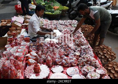 Vente vendeur de lampes en terre à un stand de bord de route devant Diwali (le festival des lumières) à Guwahati, en Inde, le 29,2021 octobre. (Photo par Anuwar Hazarika/NurPhoto) Banque D'Images