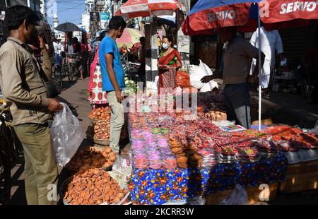 Vente vendeur de lampes en terre à un stand de bord de route devant Diwali (le festival des lumières) à Guwahati, en Inde, le 29,2021 octobre. (Photo par Anuwar Hazarika/NurPhoto) Banque D'Images