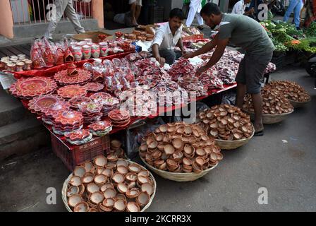 Vente vendeur de lampes en terre à un stand de bord de route devant Diwali (le festival des lumières) à Guwahati, en Inde, le 29,2021 octobre. (Photo par Anuwar Hazarika/NurPhoto) Banque D'Images