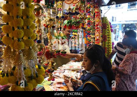 Une femme fait des magasins pour des articles décoratifs sur un marché pour le prochain festival de Diwali à Guwahati, en Inde, le 29,2021 octobre. (Photo par Anuwar Hazarika/NurPhoto) Banque D'Images