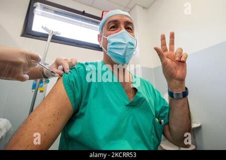Le personnel de santé de l'ASL local de Rieti, vaccinera avec la troisième dose, dans le centre de vaccination de l'hôpital de Rieti ''''San Camillo de Lellis'', juste là où la campagne de vaccination a commencé en Latium en janvier 2021. (Photo de Riccardo Fabi/NurPhoto) Banque D'Images
