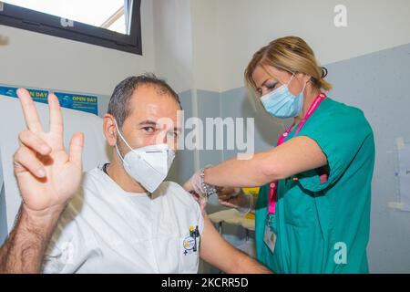 Le personnel de santé de l'ASL local de Rieti, vaccinera avec la troisième dose, dans le centre de vaccination de l'hôpital de Rieti ''''San Camillo de Lellis'', juste là où la campagne de vaccination a commencé en Latium en janvier 2021. (Photo de Riccardo Fabi/NurPhoto) Banque D'Images