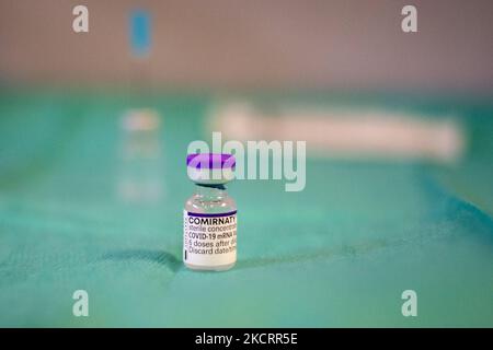Le personnel de santé de l'ASL local de Rieti, vaccinera avec la troisième dose, dans le centre de vaccination de l'hôpital de Rieti ''''San Camillo de Lellis'', juste là où la campagne de vaccination a commencé en Latium en janvier 2021. (Photo de Riccardo Fabi/NurPhoto) Banque D'Images