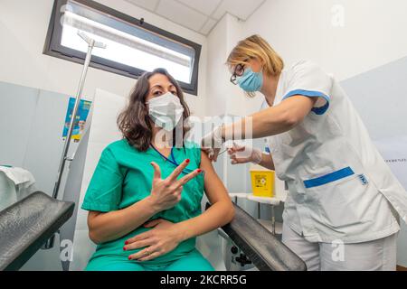 Le personnel de santé de l'ASL local de Rieti, vaccinera avec la troisième dose, dans le centre de vaccination de l'hôpital de Rieti ''''San Camillo de Lellis'', juste là où la campagne de vaccination a commencé en Latium en janvier 2021. (Photo de Riccardo Fabi/NurPhoto) Banque D'Images