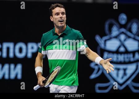 Roberto Bautista Agut d'Espagne réagit lors du match de tennis quart-finale masculin de l'ATP 250 Saint-Pétersbourg Open 2021 Tournoi international de tennis contre Marin Cilic de Croatie à l'arène Sibur sur 29 octobre 2021 à Saint-Pétersbourg, Russie. (Photo de Mike Kireev/NurPhoto) Banque D'Images