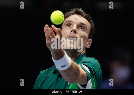 Roberto Bautista Agut d'Espagne sert le ballon à Marin Cilic de Croatie lors du match de tennis quart-finale masculin de l'ATP 250 Saint-Pétersbourg Open 2021 Tournoi de tennis international à l'arène Sibur sur 29 octobre 2021 à Saint-Pétersbourg, Russie. (Photo de Mike Kireev/NurPhoto) Banque D'Images