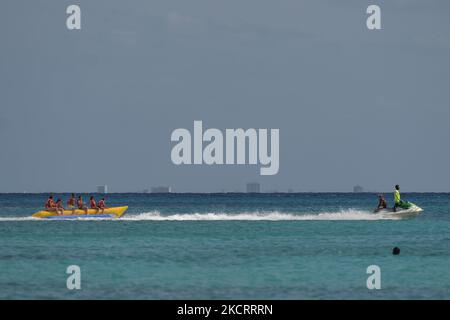 Les gens qui apprécient les jeux d'eau sur un banana boat gonflable près de Playa Del Carmen Beach. Le vendredi 29 octobre 2021, à Playa Del Carmen, Quintana Roo, Mexique. (Photo par Artur Widak/NurPhoto) Banque D'Images