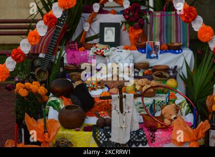 Détails d'un des nombreux autels Día de Muertos commémorant un défunt membre de la famille vu à la première édition du Concours des autels du jour des morts (Día de Muertos) à Playa Del Carmen Beach. Le vendredi 29 octobre 2021, à Playa Del Carmen, Quintana Roo, Mexique. (Photo par Artur Widak/NurPhoto) Banque D'Images