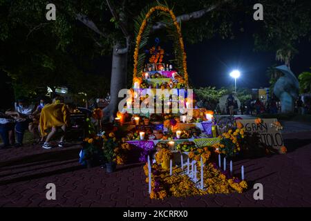 Un des nombreux autels Día de Muertos commémorant un défunt membre de la famille vu à la première édition du Concours des autels du jour des morts (Día de Muertos) à Playa Del Carmen Beach. Le vendredi 29 octobre 2021, à Playa Del Carmen, Quintana Roo, Mexique. (Photo par Artur Widak/NurPhoto) Banque D'Images