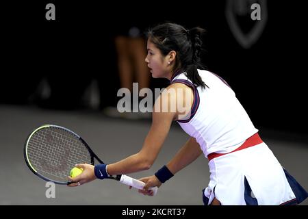 Emma Raducanu en action - servir le ballon pendant son jeu contre Marta Kostyuk ????? ??????? ????? Le septième jour de Transylvania Open, WTA 250 Tour tenu à BT Arena Cluj-Napoca, 29 octobre 2021 (photo de Flaviu Buboi/NurPhoto) Banque D'Images