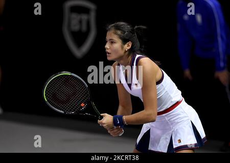 Emma Raducanu en action - au service du ballon pendant son match contre Marta Kostyuk ÐœÐ°Ñ€Ñ‚Ð° ÐžÐ»ÐµÐ³Ñ–Ð²Ð½Ð° ÐšÐ¾ÑÑ‚ÑŽÐº le septième jour de l'Open de Transylvanie, WTA 250 Tour tenu à BT Arena Cluj-Napoca, 29 octobre 2021 (photo de Flaviu Buboi/NurPhoto) Banque D'Images