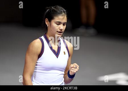 Portrait d'Emma Raducanu en action - célébrer après avoir marquant pendant son match contre Marta Kostyuk ????? ??????? ????? Le septième jour de Transylvania Open, WTA 250 Tour tenu à BT Arena Cluj-Napoca, 29 octobre 2021 (photo de Flaviu Buboi/NurPhoto) Banque D'Images