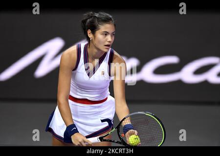 Emma Raducanu en action - servir le ballon pendant son jeu contre Marta Kostyuk ????? ??????? ????? Le septième jour de Transylvania Open, WTA 250 Tour tenu à BT Arena Cluj-Napoca, 29 octobre 2021 (photo de Flaviu Buboi/NurPhoto) Banque D'Images