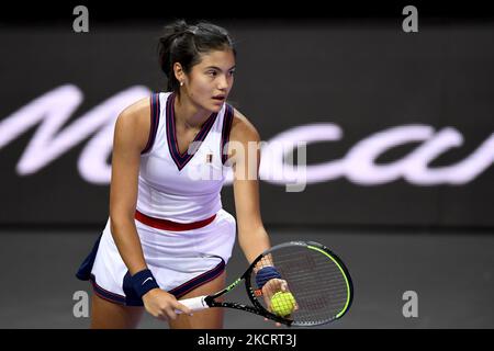 Emma Raducanu en action - au service du ballon pendant son match contre Marta Kostyuk ÐœÐ°Ñ€Ñ‚Ð° ÐžÐ»ÐµÐ³Ñ–Ð²Ð½Ð° ÐšÐ¾ÑÑ‚ÑŽÐº le septième jour de l'Open de Transylvanie, WTA 250 Tour tenu à BT Arena Cluj-Napoca, 29 octobre 2021 (photo de Flaviu Buboi/NurPhoto) Banque D'Images