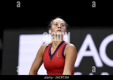 Portrait de Marta Kostyuk ÐœÐ°Ñ€Ñ‚Ð° ÐžÐ»ÐµÐ³Ñ–Ð²Ð½Ð° en action - servir le ballon pendant son match contre Emma Raducanu le septième jour de l'Open de Transylvanie, WTA 250 Tour tenu à BT Arena Cluj-Napoca, 29 octobre 2021 (photo de Flaviu Buboi/NurPhoto) Banque D'Images