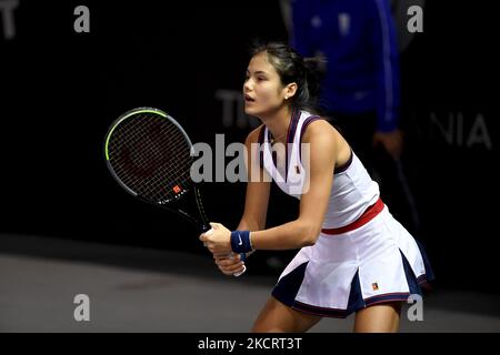 Emma Raducanu en action - au service du ballon pendant son match contre Marta Kostyuk ÐœÐ°Ñ€Ñ‚Ð° ÐžÐ»ÐµÐ³Ñ–Ð²Ð½Ð° ÐšÐ¾ÑÑ‚ÑŽÐº le septième jour de l'Open de Transylvanie, WTA 250 Tour tenu à BT Arena Cluj-Napoca, 29 octobre 2021 (photo de Flaviu Buboi/NurPhoto) Banque D'Images