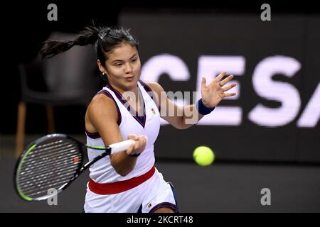 Emma Raducanu en action - au service du ballon pendant son match contre Marta Kostyuk ÐœÐ°Ñ€Ñ‚Ð° ÐžÐ»ÐµÐ³Ñ–Ð²Ð½Ð° ÐšÐ¾ÑÑ‚ÑŽÐº le septième jour de l'Open de Transylvanie, WTA 250 Tour tenu à BT Arena Cluj-Napoca, 29 octobre 2021 (photo de Flaviu Buboi/NurPhoto) Banque D'Images