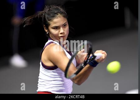 Emma Raducanu en action - au service du ballon pendant son match contre Marta Kostyuk ÐœÐ°Ñ€Ñ‚Ð° ÐžÐ»ÐµÐ³Ñ–Ð²Ð½Ð° ÐšÐ¾ÑÑ‚ÑŽÐº le septième jour de l'Open de Transylvanie, WTA 250 Tour tenu à BT Arena Cluj-Napoca, 29 octobre 2021 (photo de Flaviu Buboi/NurPhoto) Banque D'Images