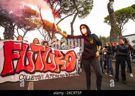 Le manifestant tient une poussée devant une bannière demandant "l'avenir" lors d'une manifestation à Rome contre la précarité de l'éducation en Italie lors du Sommet de G20 dans la ville. De nombreux syndicats et organisations de défense des droits civils ont profité de la reperfusion du Sommet de G20 pour montrer les problèmes actuels du pays. (Photo de Celestino Arce/NurPhoto) Banque D'Images