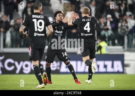 Le milieu de terrain de Juventus Weston McKennie (14) fête avec le défenseur de Juventus Matthijs de Ligt (4) après avoir marquant son but du faire 1-1 pendant la série Un match de football n.10 JUVENTUS - SASSUOLO sur 27 octobre 2021 au stade Allianz de Turin, Piémont, Italie. Résultat final: Juventus-Sassuolo 1-2. (Photo de Matteo Bottanelli/NurPhoto) Banque D'Images