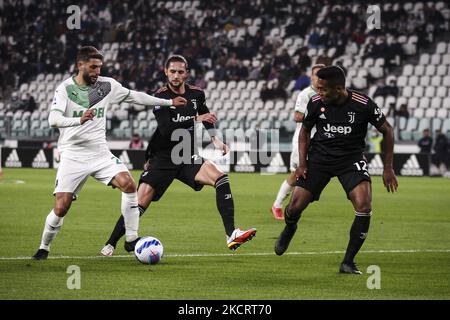 Sassuolo Forward Domenico Berardi (25) lutte pour le ballon contre Adrien Rabiot, milieu de terrain de Juventus (25) lors du match de football de Serie A n.10 JUVENTUS - SASSUOLO sur 27 octobre 2021 au stade Allianz à Turin, Piémont, Italie. Résultat final: Juventus-Sassuolo 1-2. (Photo de Matteo Bottanelli/NurPhoto) Banque D'Images