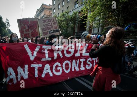 Les étudiants manifestent contre le Sommet de G20 à Rome, Italie, 29 octobre 2021. Le Sommet des chefs d'État et de gouvernement du Groupe des vingt (G20) se tiendra à Rome les 30 et 31 octobre 2021 et les 29 et 2021 octobre à Rome (Italie). (Photo par Andrea Ronchini/NurPhoto) Banque D'Images