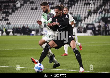 Sassuolo Forward Domenico Berardi (25) lutte pour le ballon contre Adrien Rabiot, milieu de terrain de Juventus (25) lors du match de football de Serie A n.10 JUVENTUS - SASSUOLO sur 27 octobre 2021 au stade Allianz à Turin, Piémont, Italie. Résultat final: Juventus-Sassuolo 1-2. (Photo de Matteo Bottanelli/NurPhoto) Banque D'Images