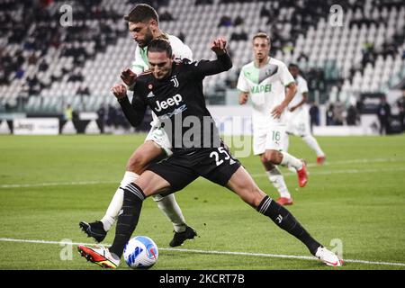 Sassuolo Forward Domenico Berardi (25) lutte pour le ballon contre Adrien Rabiot, milieu de terrain de Juventus (25) lors du match de football de Serie A n.10 JUVENTUS - SASSUOLO sur 27 octobre 2021 au stade Allianz à Turin, Piémont, Italie. Résultat final: Juventus-Sassuolo 1-2. (Photo de Matteo Bottanelli/NurPhoto) Banque D'Images