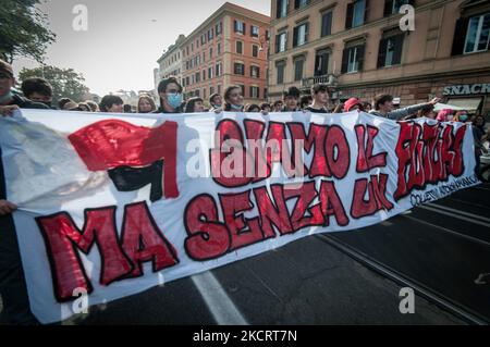 Les étudiants manifestent contre le Sommet de G20 à Rome, Italie, 29 octobre 2021. Le Sommet des chefs d'État et de gouvernement du Groupe des vingt (G20) se tiendra à Rome les 30 et 31 octobre 2021 et les 29 et 2021 octobre à Rome (Italie). (Photo par Andrea Ronchini/NurPhoto) Banque D'Images