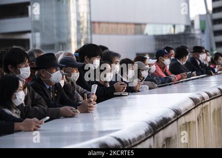 Les gens qui portent un masque écoutent un homme politique qui donne un discours étrieux à Saitama, le 29 octobre (photo de Yusuke Harada/NurPhoto) Banque D'Images