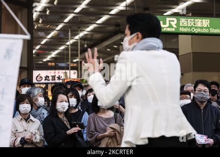 Les gens qui portent un masque écoutent un homme politique qui donne un discours ébahi à Tokyo, le 30 octobre (photo de Yusuke Harada/NurPhoto) Banque D'Images