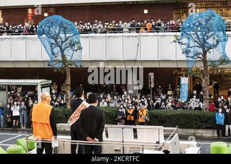 Les gens qui portent un masque écoutent un homme politique qui donne un discours étrieux à Saitama, le 29 octobre (photo de Yusuke Harada/NurPhoto) Banque D'Images