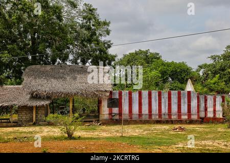 Vestiges d'un temple hindou détruit par des bombardements pendant la guerre civile à Mullaitivu, Sri Lanka. Ce n'est là qu'un des nombreux rappels des profondes cicatrices provoquées pendant la guerre civile de 26 ans entre l'armée sri-lankaise et les LTTE (Tigres de libération de l'Eelam tamoul). Les Nations Unies estiment qu'environ 40 000 personnes ont été tuées pendant la guerre. (Photo de Creative Touch Imaging Ltd./NurPhoto) Banque D'Images