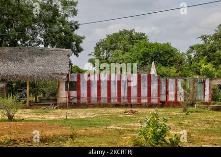 Vestiges d'un temple hindou détruit par des bombardements pendant la guerre civile à Mullaitivu, Sri Lanka. Ce n'est là qu'un des nombreux rappels des profondes cicatrices provoquées pendant la guerre civile de 26 ans entre l'armée sri-lankaise et les LTTE (Tigres de libération de l'Eelam tamoul). Les Nations Unies estiment qu'environ 40 000 personnes ont été tuées pendant la guerre. (Photo de Creative Touch Imaging Ltd./NurPhoto) Banque D'Images