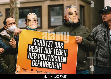 Les manifestants tiennent le signe d'un Firat Mercan, un prisonnier politique en Turquie lors de la manifestation contre l'emprisonnement politique à Turky à Cologne, en Allemagne, le 30 octobre (photo de Ying Tang/NurPhoto) Banque D'Images