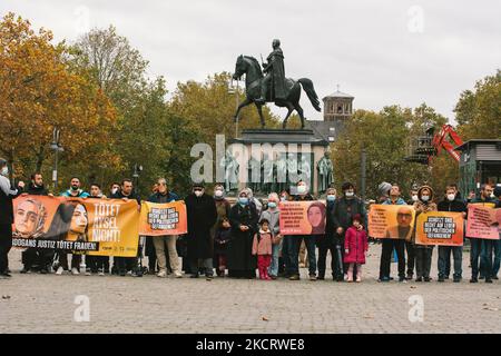 Les manifestants tiennent le signe d'un Firat Mercan, un prisonnier politique en Turquie lors de la manifestation contre l'emprisonnement politique à Turky à Cologne, en Allemagne, le 30 octobre (photo de Ying Tang/NurPhoto) Banque D'Images