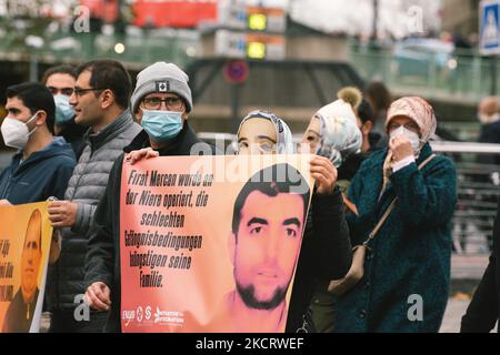 Les manifestants tiennent le signe d'un Firat Mercan, un prisonnier politique en Turquie lors de la manifestation contre l'emprisonnement politique à Turky à Cologne, en Allemagne, le 30 octobre (photo de Ying Tang/NurPhoto) Banque D'Images