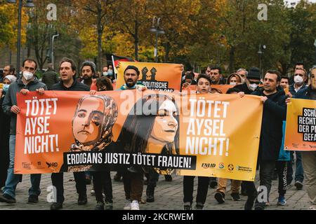 Les manifestants tiennent le signe d'un Firat Mercan, un prisonnier politique en Turquie lors de la manifestation contre l'emprisonnement politique à Turky à Cologne, en Allemagne, le 30 octobre (photo de Ying Tang/NurPhoto) Banque D'Images