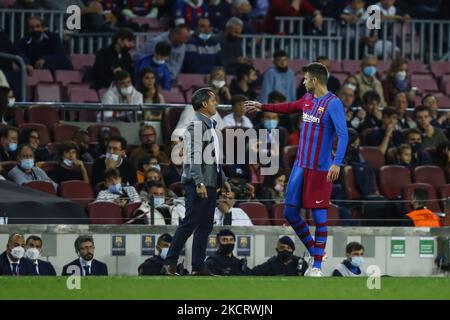 Sergi Barjuan entraîneur du FC Barcelone discutant avec 03 Gérard pique du FC Barcelone lors du match de la Liga Santader entre le FC Barcelone et les Deportivo Alaves au stade Camp Nou sur 30 octobre 2021 à Barcelone. (Photo par Xavier Bonilla/NurPhoto) Banque D'Images