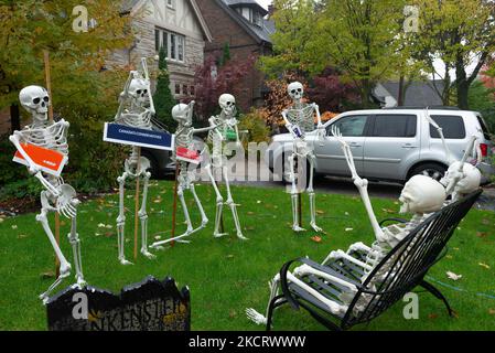 Toronto, ON, Canada – 30 octobre 2021 : récemment, des élections ont eu lieu au Canada, les squelettes représentent les partis, et l'électorat est assis sur le banc comme décoration d'Halloween à Toronto. (Photo par Anatoliy Cherkasov/NurPhoto) Banque D'Images