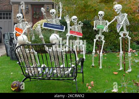 Toronto, ON, Canada – 30 octobre 2021 : récemment, des élections ont eu lieu au Canada, les squelettes représentent les partis, et l'électorat est assis sur le banc comme décoration d'Halloween à Toronto. (Photo par Anatoliy Cherkasov/NurPhoto) Banque D'Images