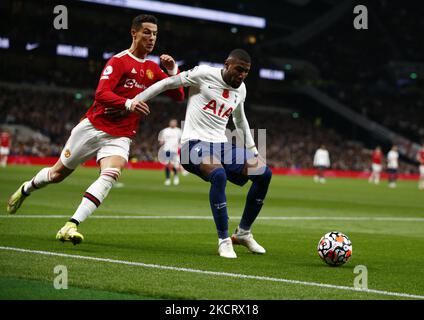 Le Royal Emerson de Tottenham Hotspur détient Cristiano Ronaldo de Manchester United lors de la Premier League entre Tottenham Hotspur et Manchester United au stade Tottenham Hotspur, Londres, Angleterre, le 30th octobre 2021 (photo d'action Foto Sport/NurPhoto) Banque D'Images