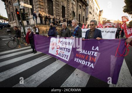 Les gens manifestent lors du sommet de G20 à Rome, Italie, 30 octobre 2021. Le Sommet des chefs d'État et de gouvernement du Groupe des vingt (G20) se tiendra à Rome les 30 et 31 octobre 2021, le 30 octobre 2021, à Rome (Italie). (Photo par Andrea Ronchini/NurPhoto) Banque D'Images